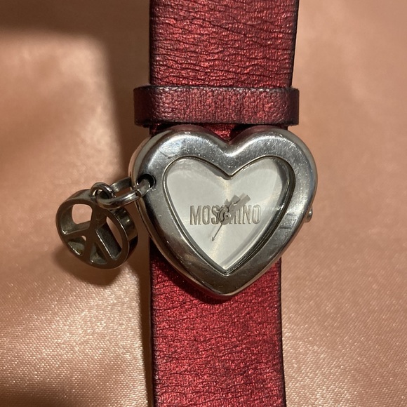 MOSCHINO heart-shaped watch with peace sign charm and red shiny strap - Picture 9 of 12